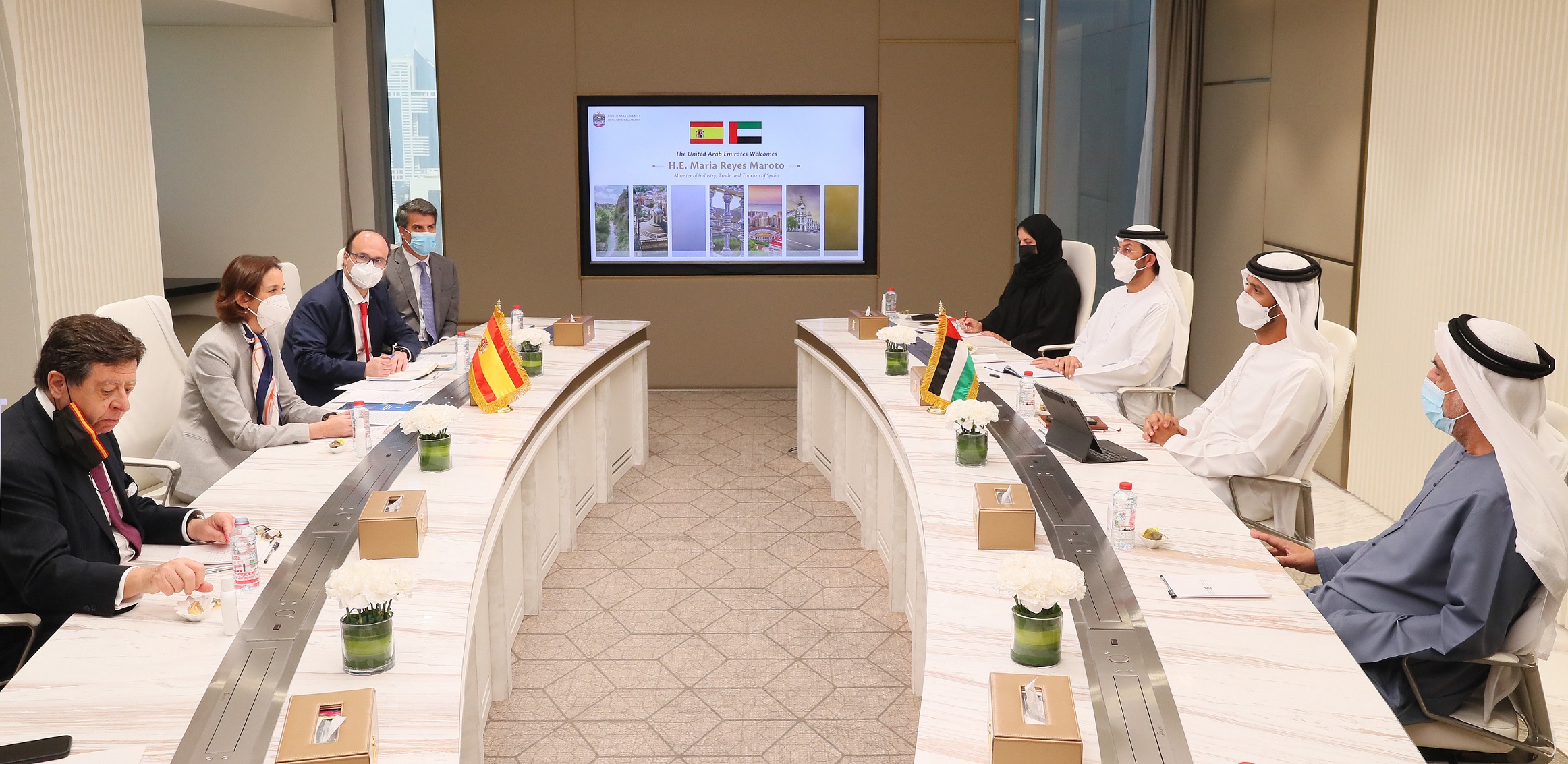 خلال اجتماع وزير الاقتصاد مع وزيرة الصناعة والتجارة الإسبانية إسبانيا سادس أكبر شريك تجاري أوروبي للإمارات وتستحوذ على 5% من تجارة الدولة مع الاتحاد الأوروبي بن طوق: مجتمع الأعمال الإسباني شريك حيوي.. وخريطة التعاون بين البلدين متنوعة وتغطي مختلف القطاعات الحيوية والمستقبلية ريس ماروتو: حريصون على تعزيز العلاقات الاستراتيجية القائمة بين البلدين وفتح آفاق أوسع لبناء شراكات جديدة